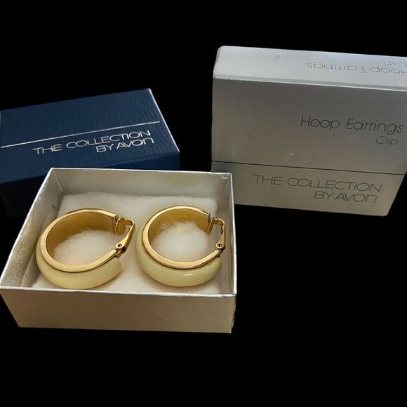 Vintage 1977 Avon Clip Hoop Earrings Ivory with Gold Tone with Box NEW - Picture 3 of 4